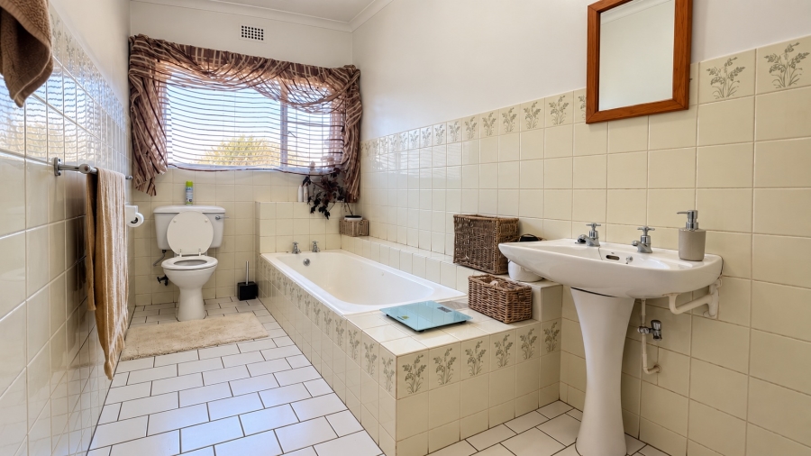 5 Bedroom Property for Sale in Vaalpark Free State